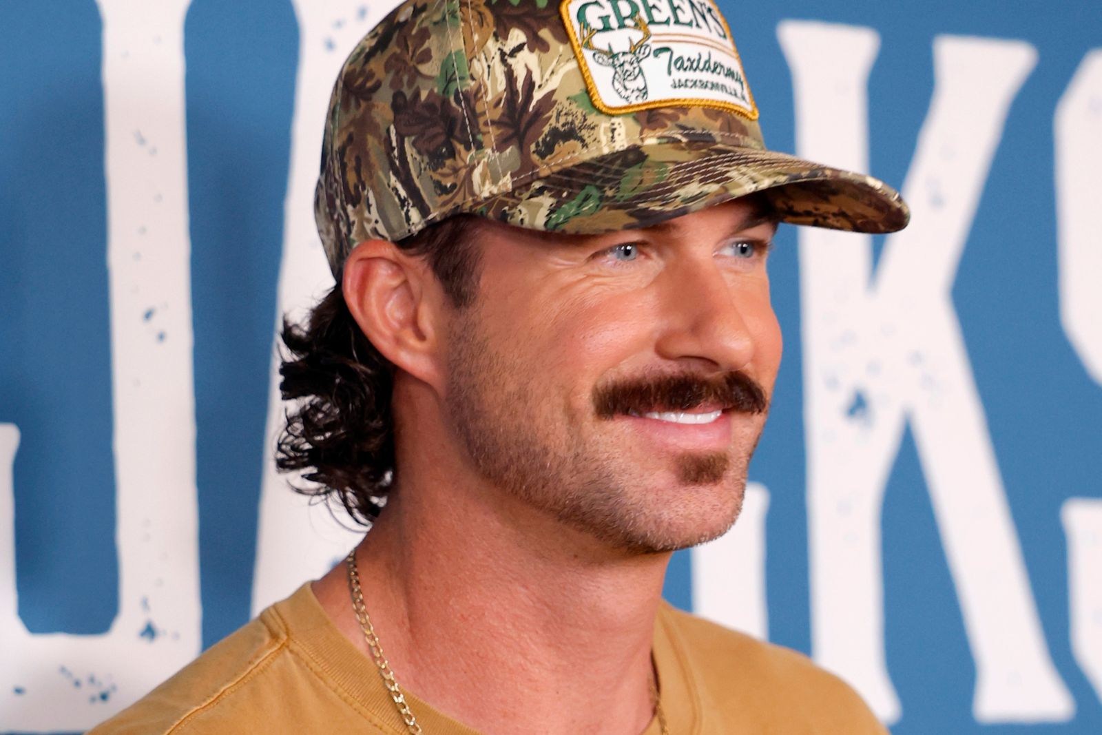 does riley green chew tobacco Them boys out here Smokin and drankin. #weouthere #raiseduprighttour #comeon Riley Green